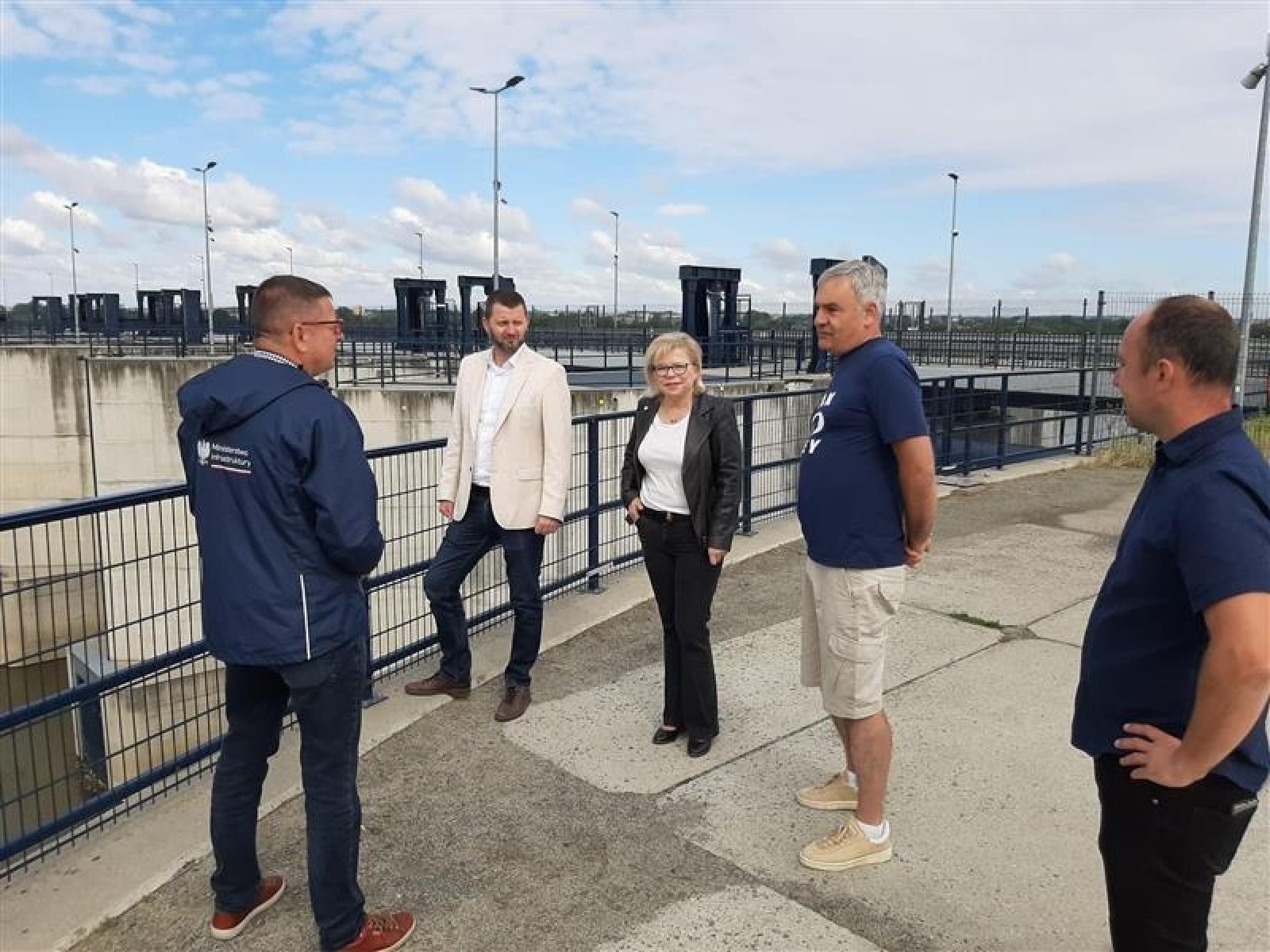 Zdjęcie w galerii na portalu naszraciborz.pl: Minister i posłanka na zbiorniku Racibórz Dolny. Sprawdzili stan prac po powodzi wiadomości z regionu
