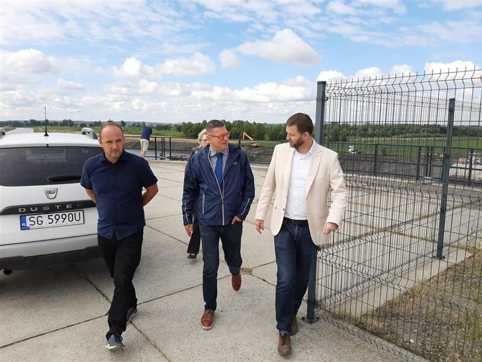 Zdjęcie w galerii na portalu naszraciborz.pl: Minister i posłanka na zbiorniku Racibórz Dolny. Sprawdzili stan prac po powodzi wiadomości z regionu