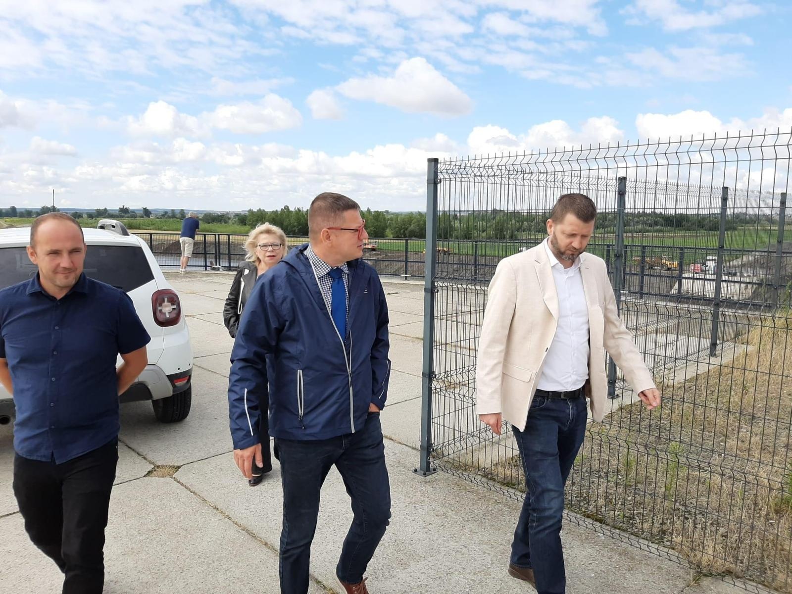Zdjęcie w galerii na portalu naszraciborz.pl: Minister i posłanka na zbiorniku Racibórz Dolny. Sprawdzili stan prac po powodzi wiadomości z regionu