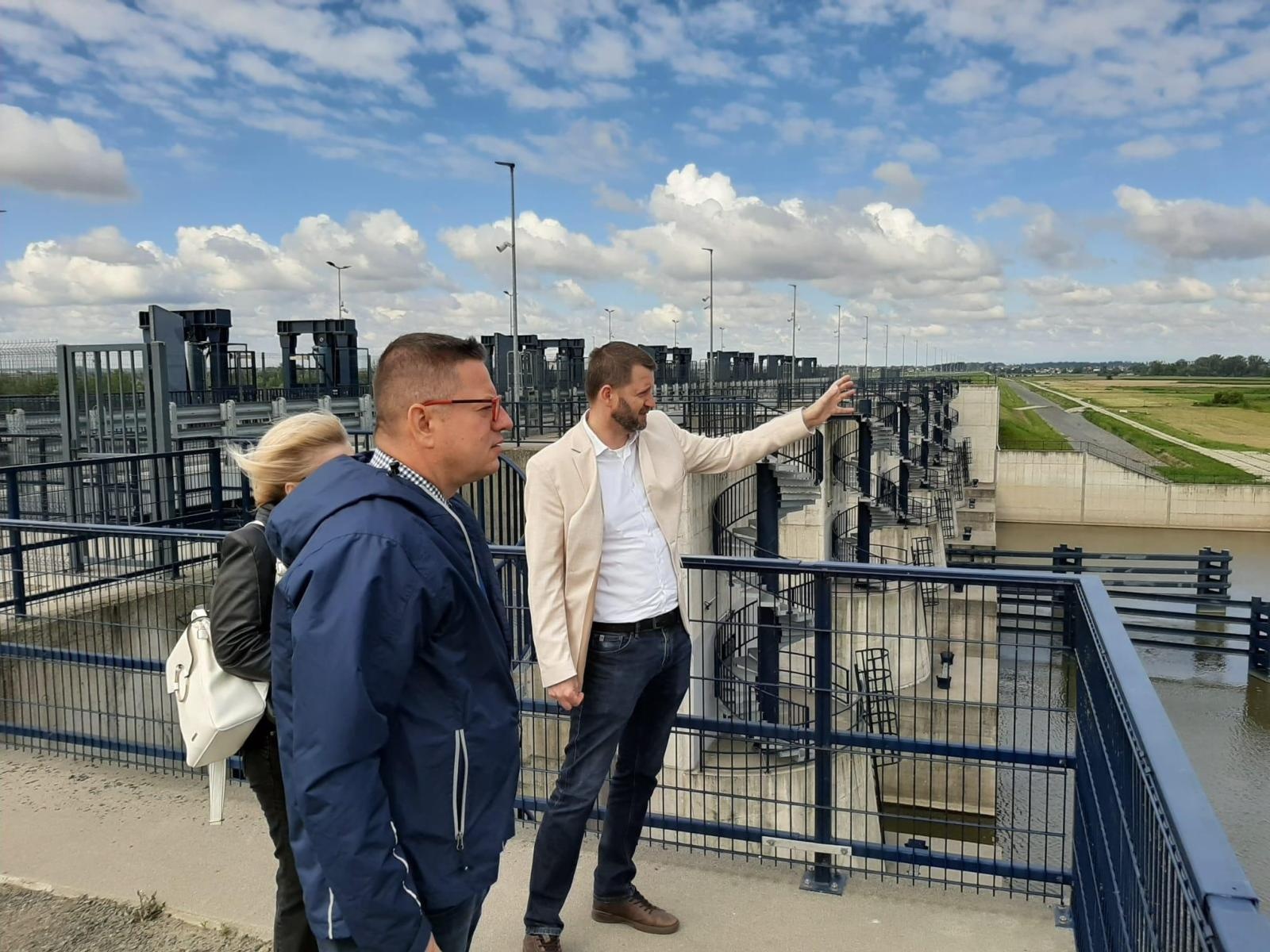 Zdjęcie w galerii na portalu naszraciborz.pl: Minister i posłanka na zbiorniku Racibórz Dolny. Sprawdzili stan prac po powodzi wiadomości z regionu