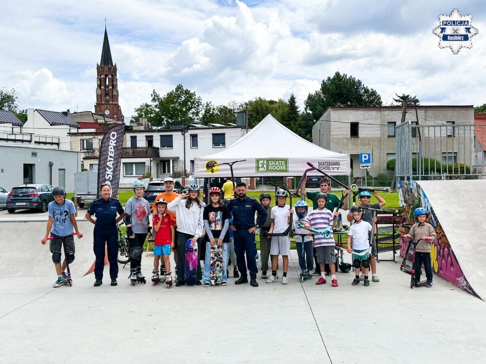 Zdjęcie w galerii na portalu naszraciborz.pl: Bezpieczne wakacje na skateparku. Mundurowi spotkali się z uczestnikami Extreme City wiadomości z regionu