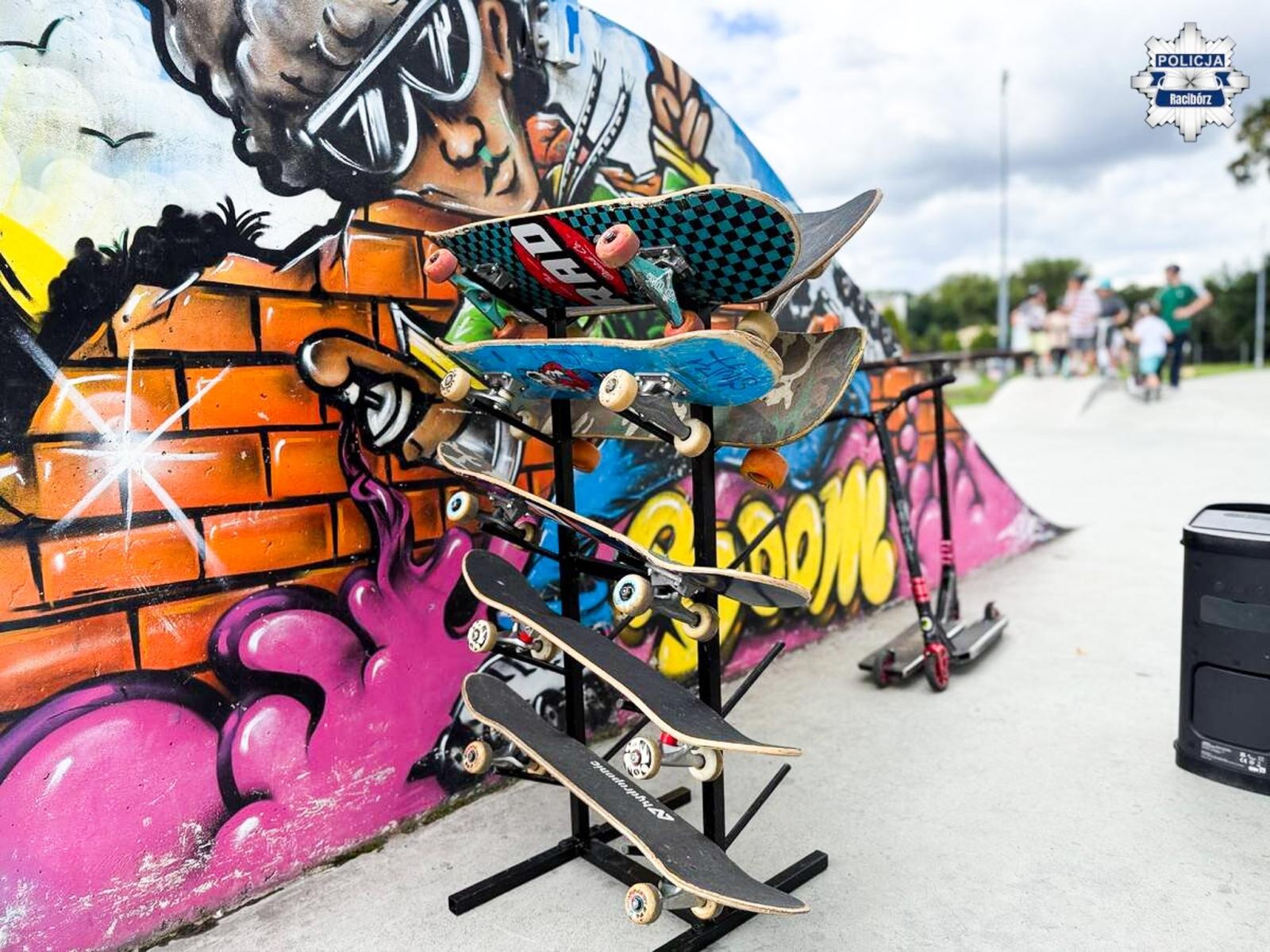 Zdjęcie w galerii na portalu naszraciborz.pl: Bezpieczne wakacje na skateparku. Mundurowi spotkali się z uczestnikami Extreme City wiadomości z regionu