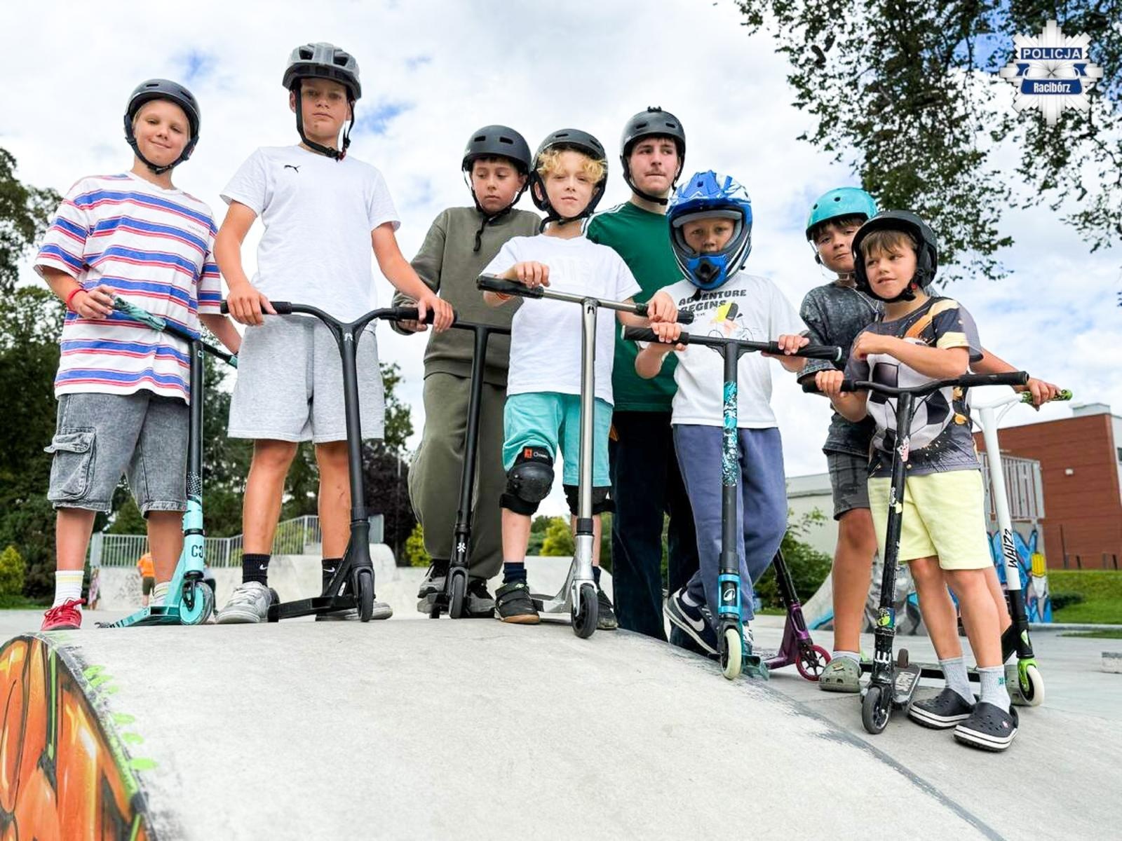 Zdjęcie w galerii na portalu naszraciborz.pl: Bezpieczne wakacje na skateparku. Mundurowi spotkali się z uczestnikami Extreme City wiadomości z regionu