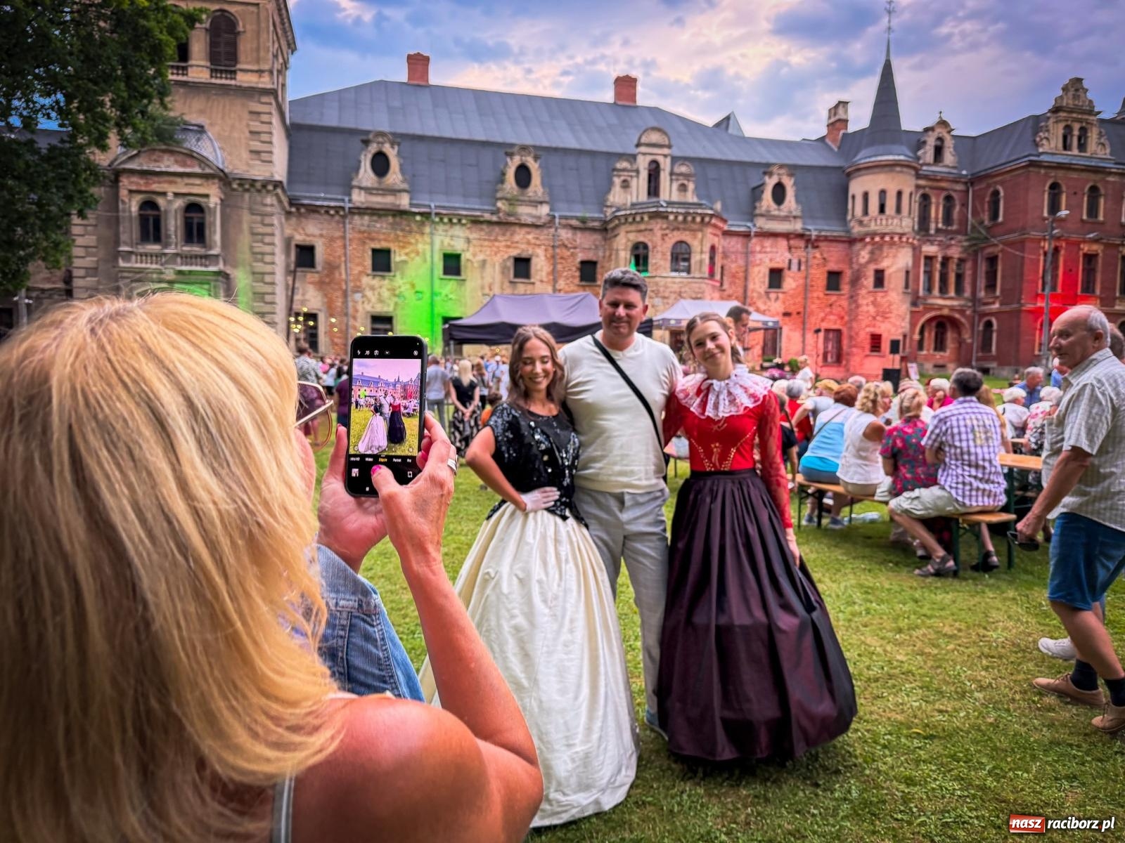 Zdjęcie w galerii na portalu naszraciborz.pl: Krowiarki przeżyły oblężenie. Włoska odsłona Fanny Days ściągnęła tysiące ludzi [FOTO i WIDEO] wiadomości z regionu