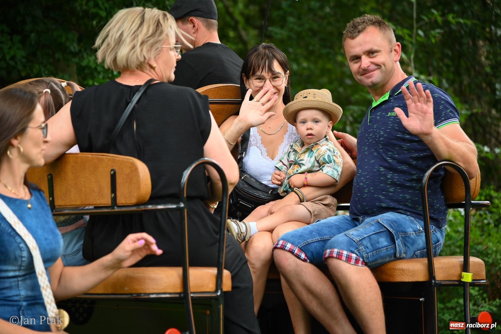 Zdjęcie w galerii na portalu naszraciborz.pl: Krowiarki przeżyły oblężenie. Włoska odsłona Fanny Days ściągnęła tysiące ludzi [FOTO i WIDEO] wiadomości z regionu