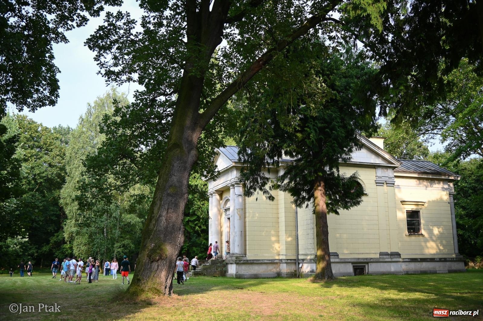 Zdjęcie w galerii na portalu naszraciborz.pl: Krowiarki przeżyły oblężenie. Włoska odsłona Fanny Days ściągnęła tysiące ludzi [FOTO i WIDEO] wiadomości z regionu