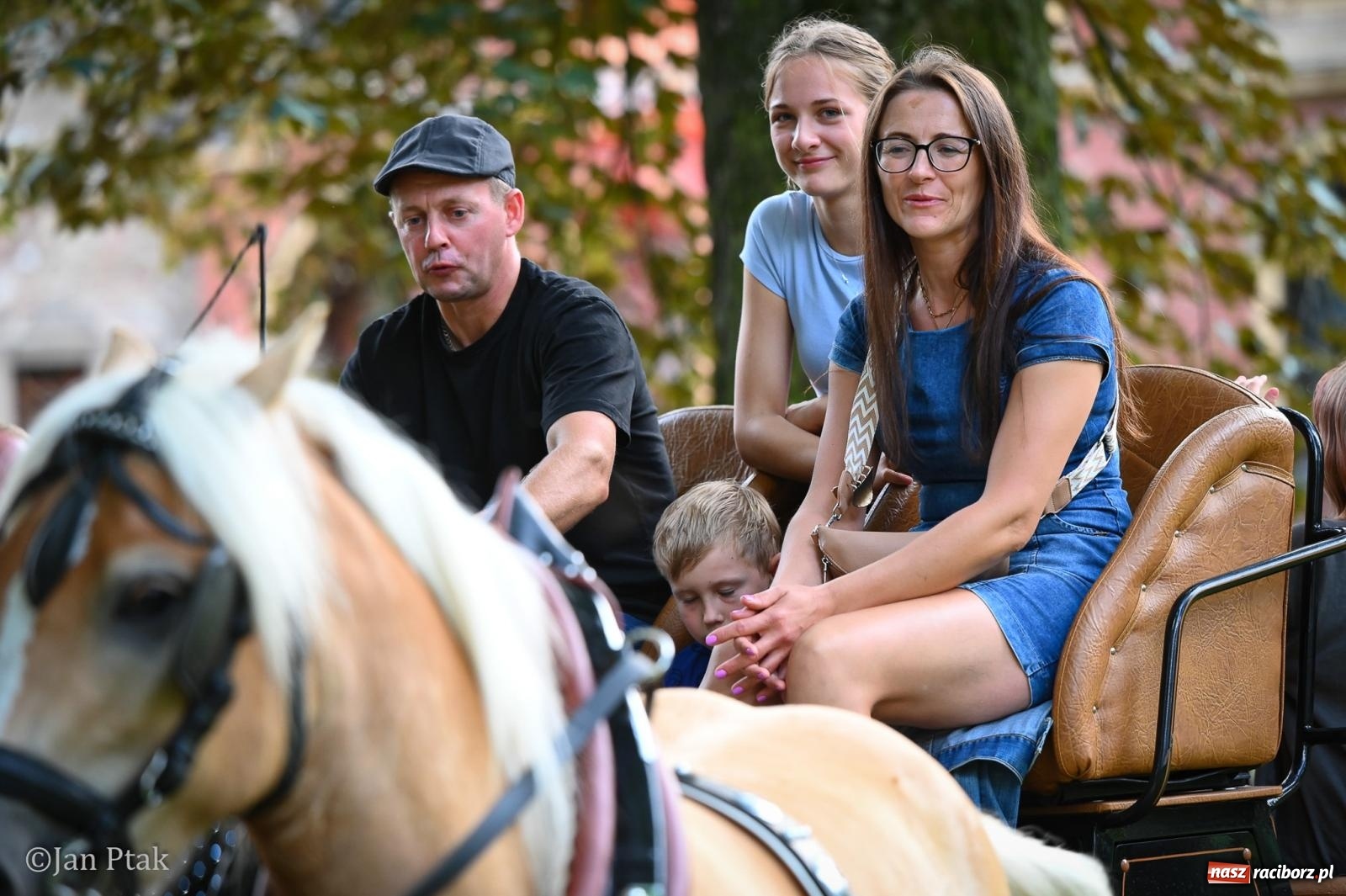 Zdjęcie w galerii na portalu naszraciborz.pl: Krowiarki przeżyły oblężenie. Włoska odsłona Fanny Days ściągnęła tysiące ludzi [FOTO i WIDEO] wiadomości z regionu