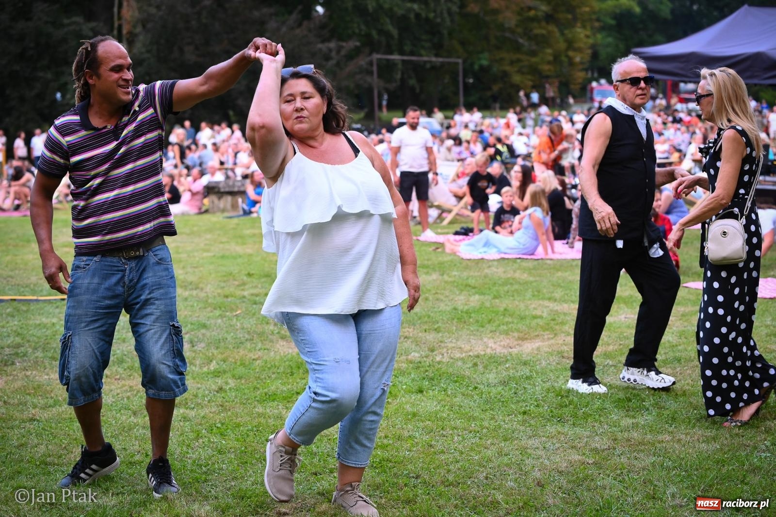 Zdjęcie w galerii na portalu naszraciborz.pl: Krowiarki przeżyły oblężenie. Włoska odsłona Fanny Days ściągnęła tysiące ludzi [FOTO i WIDEO] wiadomości z regionu