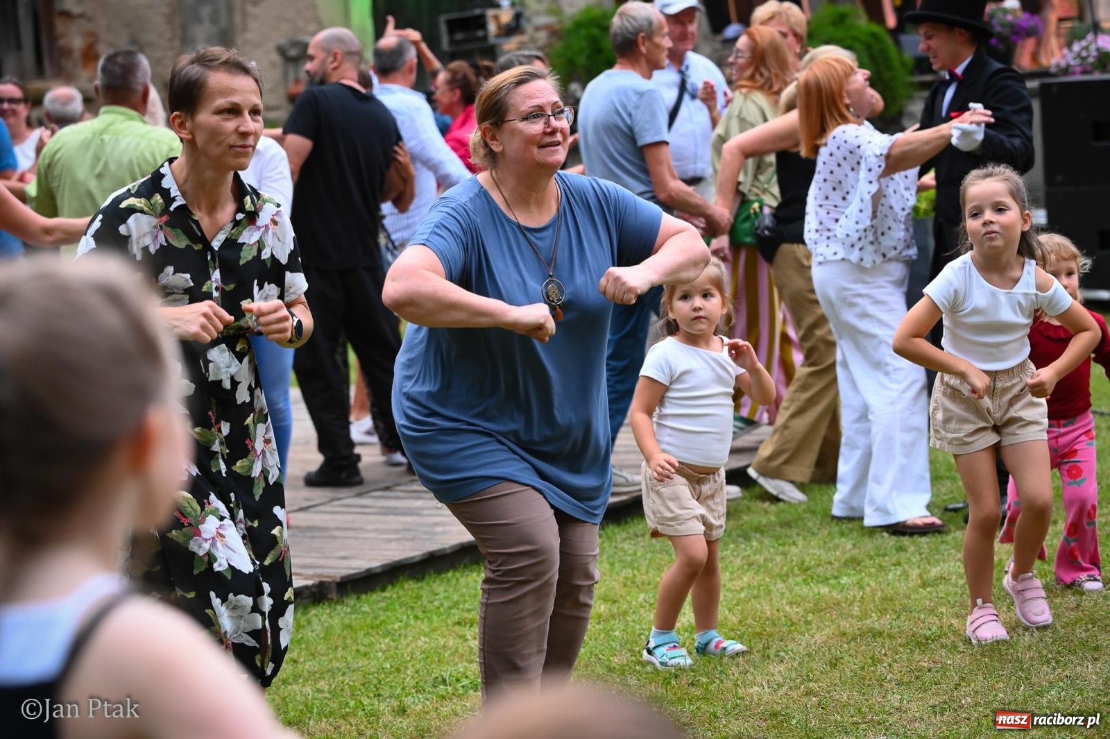 Zdjęcie w galerii na portalu naszraciborz.pl: Krowiarki przeżyły oblężenie. Włoska odsłona Fanny Days ściągnęła tysiące ludzi [FOTO i WIDEO] wiadomości z regionu