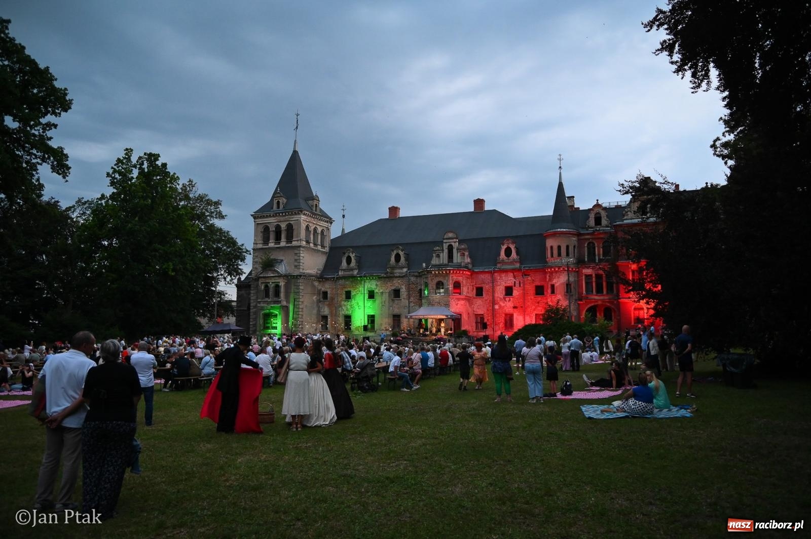 Zdjęcie w galerii na portalu naszraciborz.pl: Krowiarki przeżyły oblężenie. Włoska odsłona Fanny Days ściągnęła tysiące ludzi [FOTO i WIDEO] wiadomości z regionu