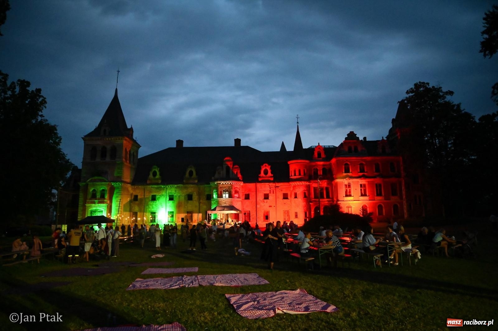 Zdjęcie w galerii na portalu naszraciborz.pl: Krowiarki przeżyły oblężenie. Włoska odsłona Fanny Days ściągnęła tysiące ludzi [FOTO i WIDEO] wiadomości z regionu