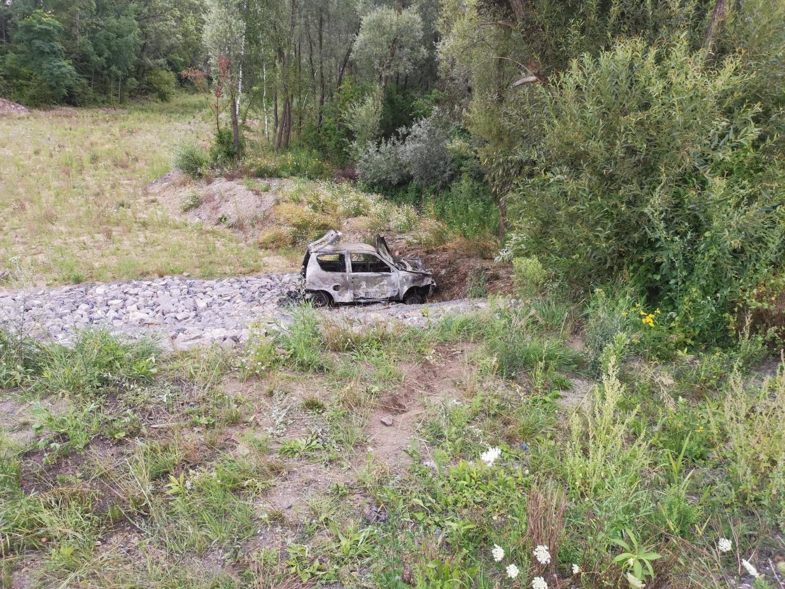 Zdjęcie w galerii na portalu naszraciborz.pl: Tajemniczy pożar auta na Polderze Buków. Samochód doszczętnie spłonął wiadomości z regionu