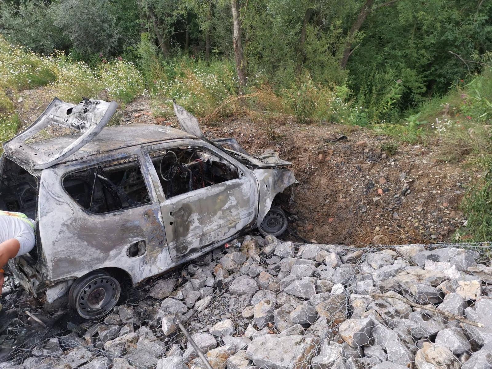 Zdjęcie w galerii na portalu naszraciborz.pl: Tajemniczy pożar auta na Polderze Buków. Samochód doszczętnie spłonął wiadomości z regionu