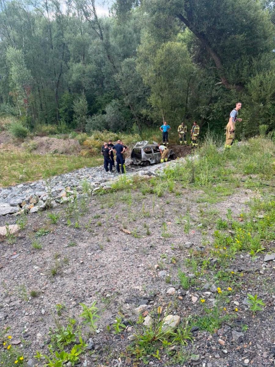 Zdjęcie w galerii na portalu naszraciborz.pl: Tajemniczy pożar auta na Polderze Buków. Samochód doszczętnie spłonął wiadomości z regionu