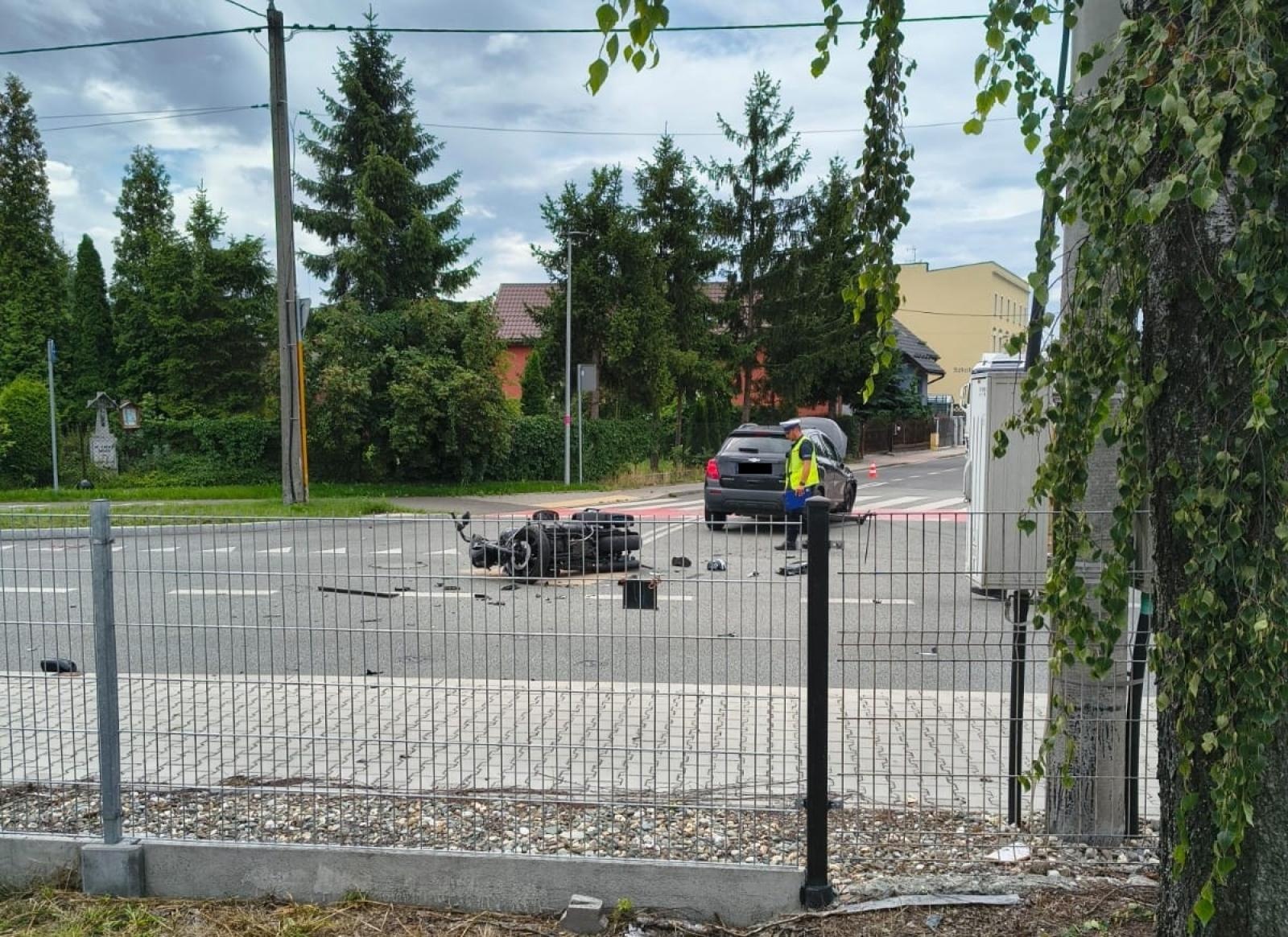 Zdjęcie w galerii na portalu naszraciborz.pl: Wypadek na Rybnickiej. Motocyklista z urazem głowy przewieziony do szpitala wiadomości z regionu