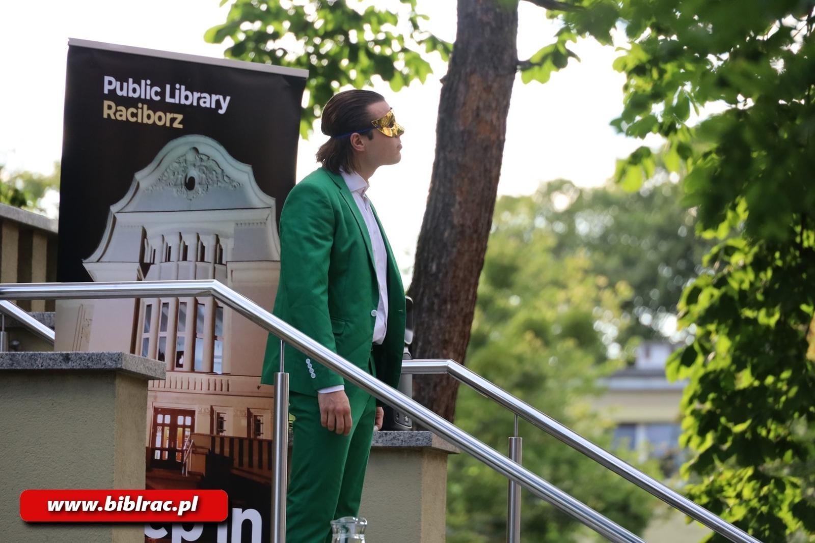 Zdjęcie w galerii na portalu naszraciborz.pl: Aleksander Talkowski zachwycił publiczność w bibliotece wiadomości z regionu
