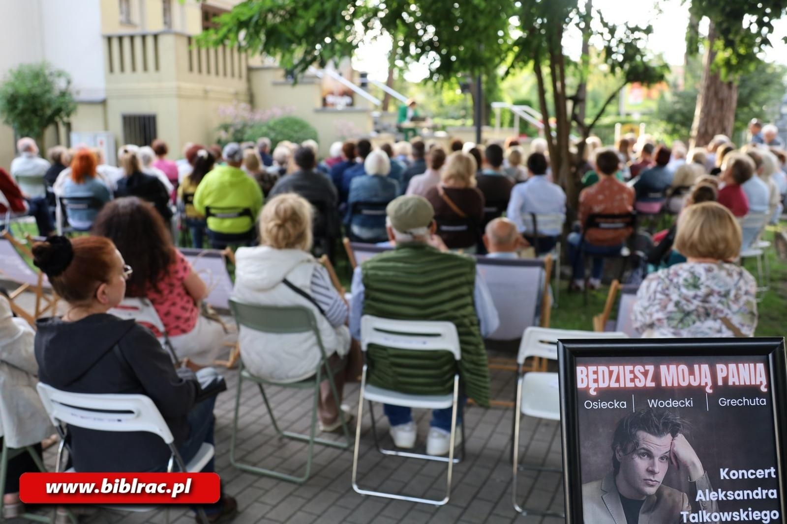 Zdjęcie w galerii na portalu naszraciborz.pl: Aleksander Talkowski zachwycił publiczność w bibliotece wiadomości z regionu