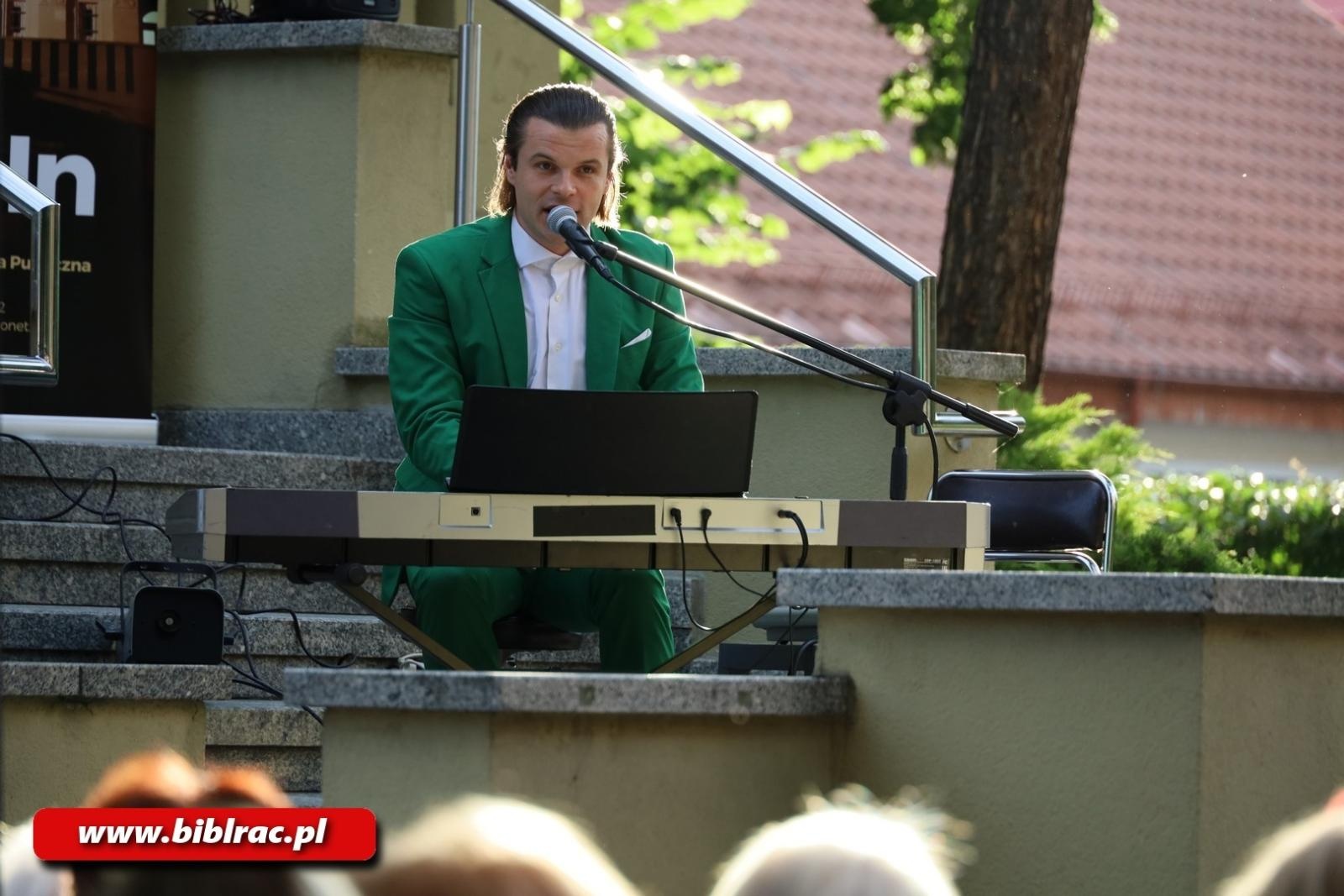 Zdjęcie w galerii na portalu naszraciborz.pl: Aleksander Talkowski zachwycił publiczność w bibliotece wiadomości z regionu