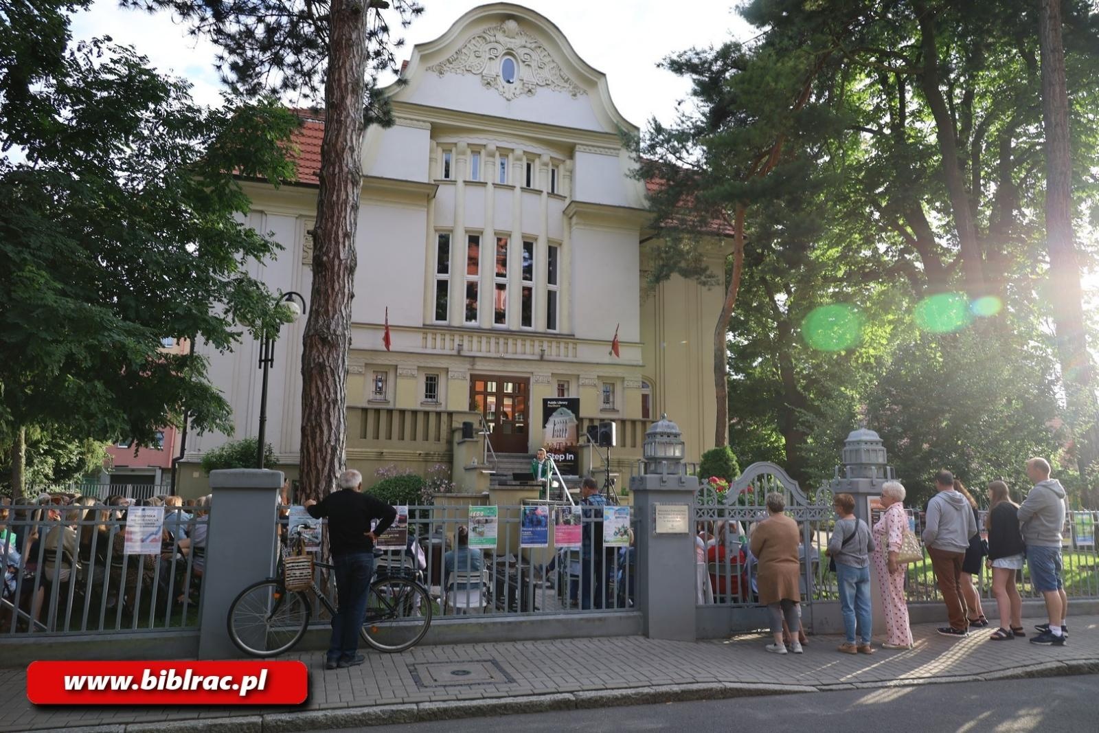 Zdjęcie w galerii na portalu naszraciborz.pl: Aleksander Talkowski zachwycił publiczność w bibliotece wiadomości z regionu