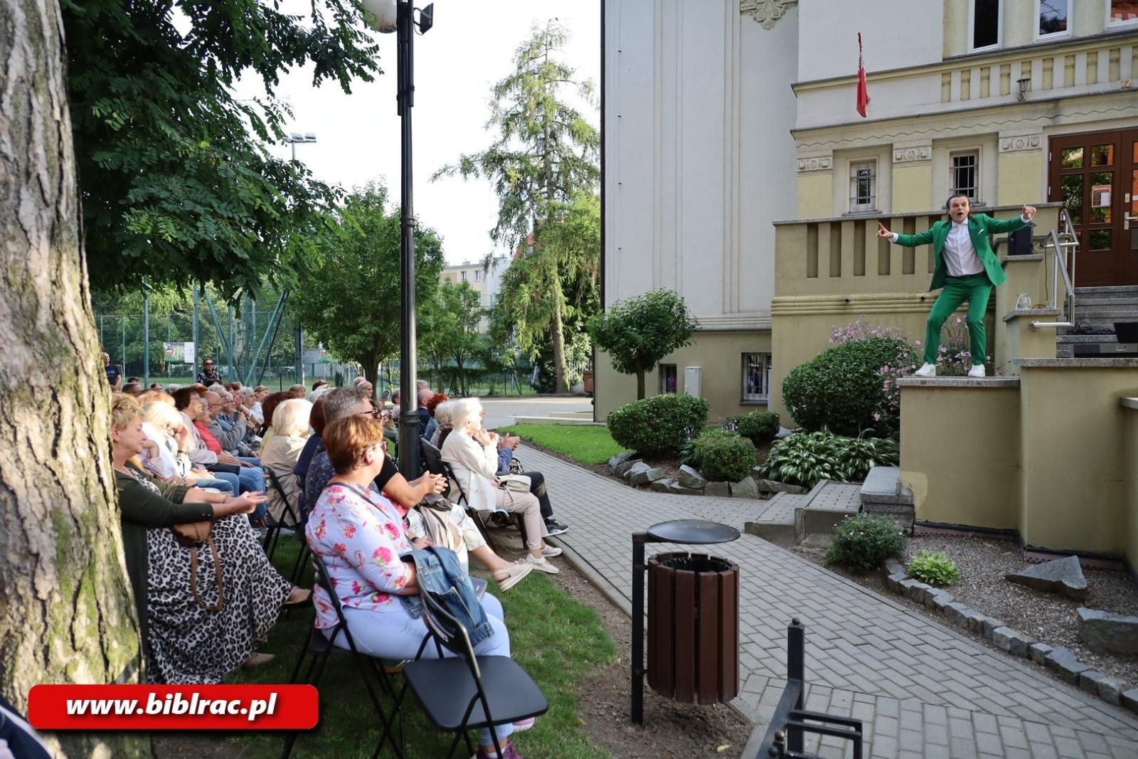 Zdjęcie w galerii na portalu naszraciborz.pl: Aleksander Talkowski zachwycił publiczność w bibliotece wiadomości z regionu
