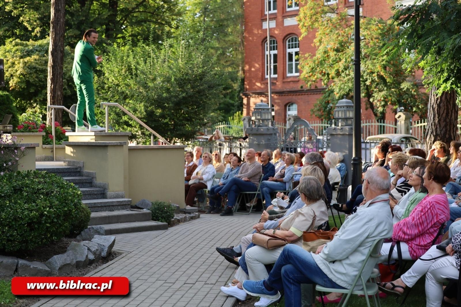 Zdjęcie w galerii na portalu naszraciborz.pl: Aleksander Talkowski zachwycił publiczność w bibliotece wiadomości z regionu