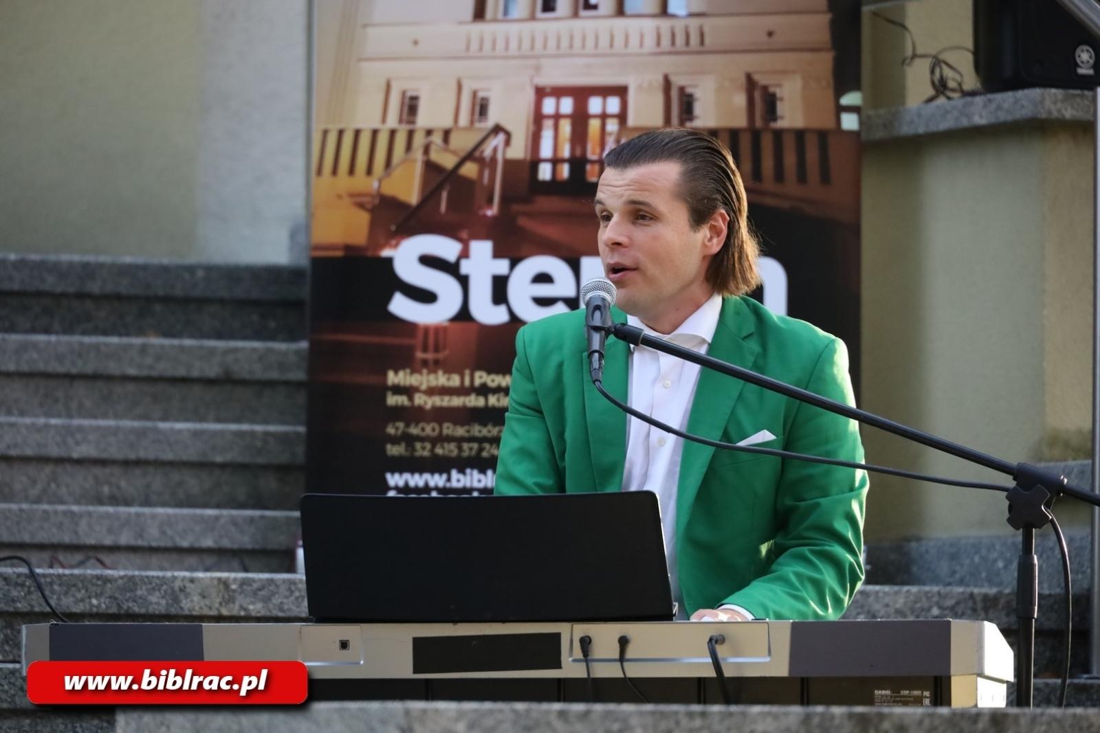 Zdjęcie w galerii na portalu naszraciborz.pl: Aleksander Talkowski zachwycił publiczność w bibliotece wiadomości z regionu