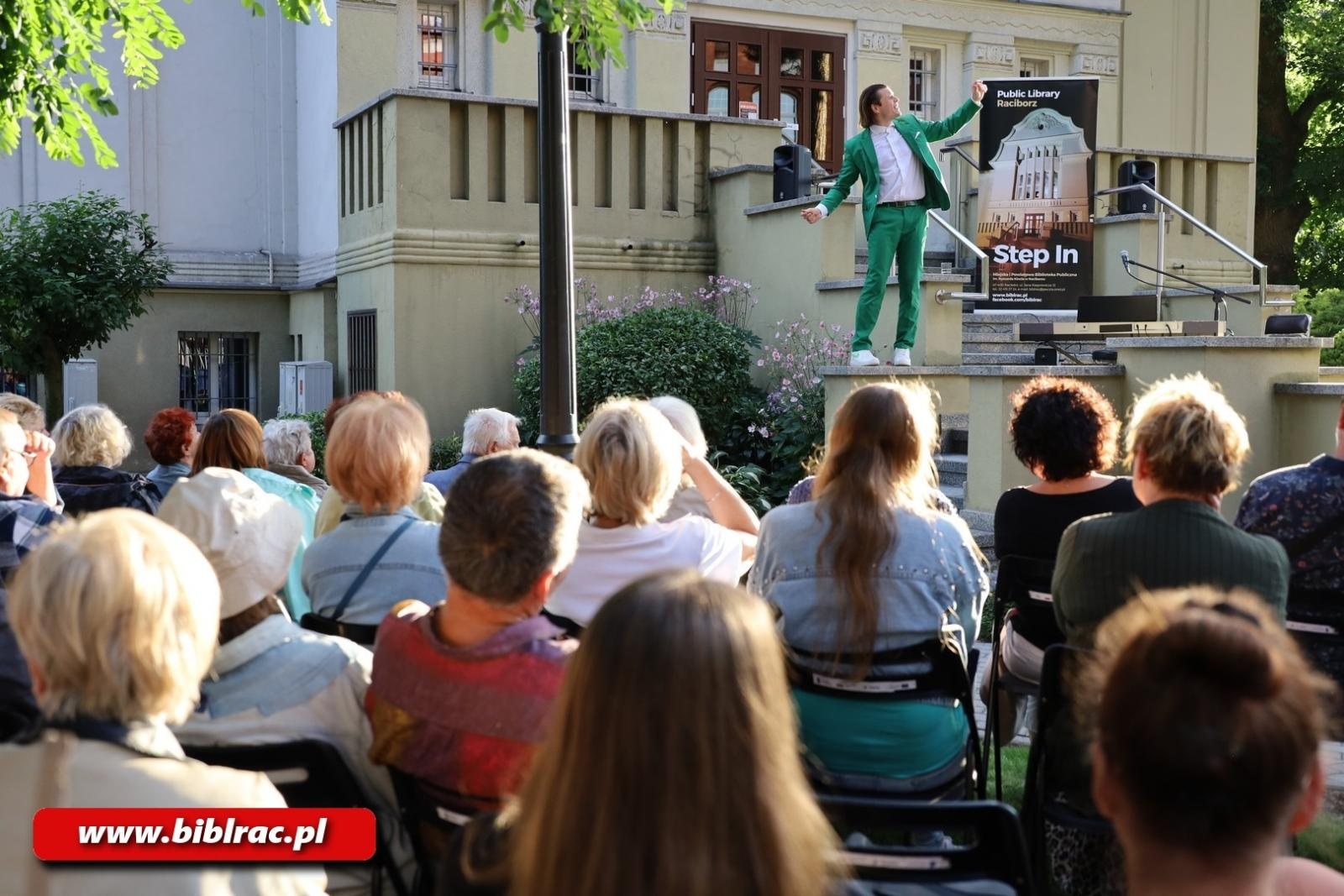 Zdjęcie w galerii na portalu naszraciborz.pl: Aleksander Talkowski zachwycił publiczność w bibliotece wiadomości z regionu