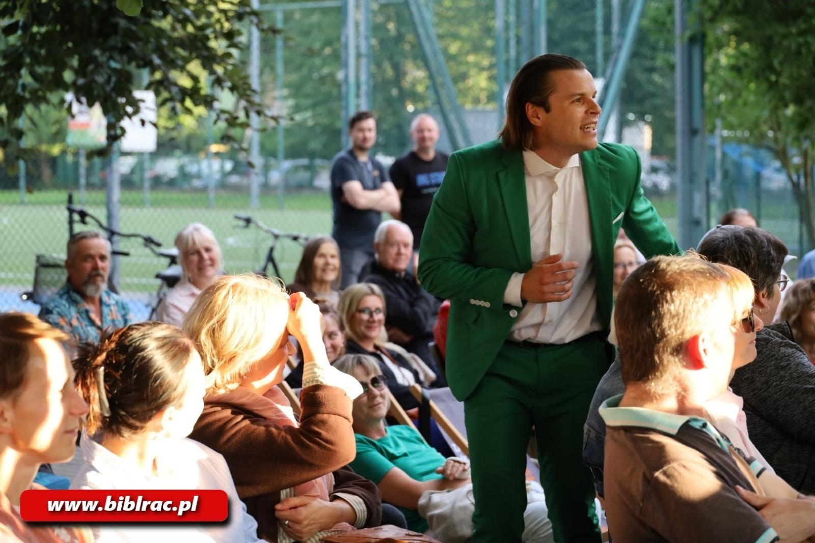 Zdjęcie w galerii na portalu naszraciborz.pl: Aleksander Talkowski zachwycił publiczność w bibliotece wiadomości z regionu