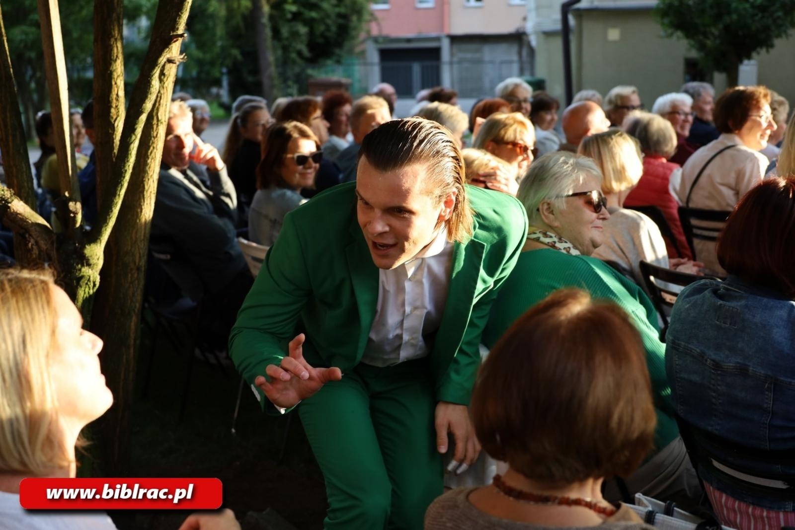 Zdjęcie w galerii na portalu naszraciborz.pl: Aleksander Talkowski zachwycił publiczność w bibliotece wiadomości z regionu