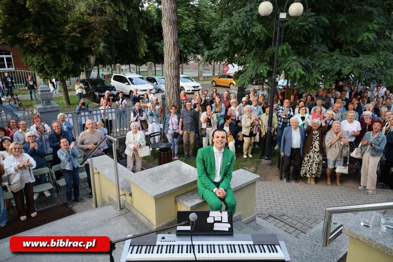 Zdjęcie w galerii na portalu naszraciborz.pl: Aleksander Talkowski zachwycił publiczność w bibliotece wiadomości z regionu