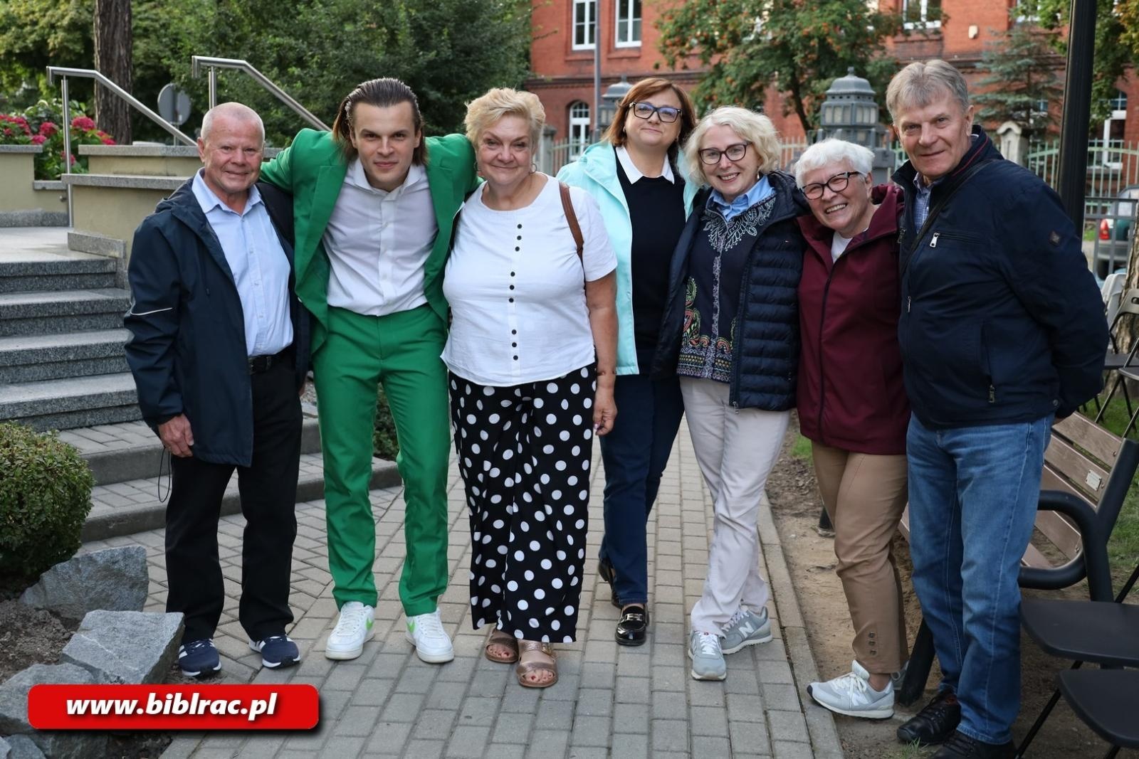 Zdjęcie w galerii na portalu naszraciborz.pl: Aleksander Talkowski zachwycił publiczność w bibliotece wiadomości z regionu