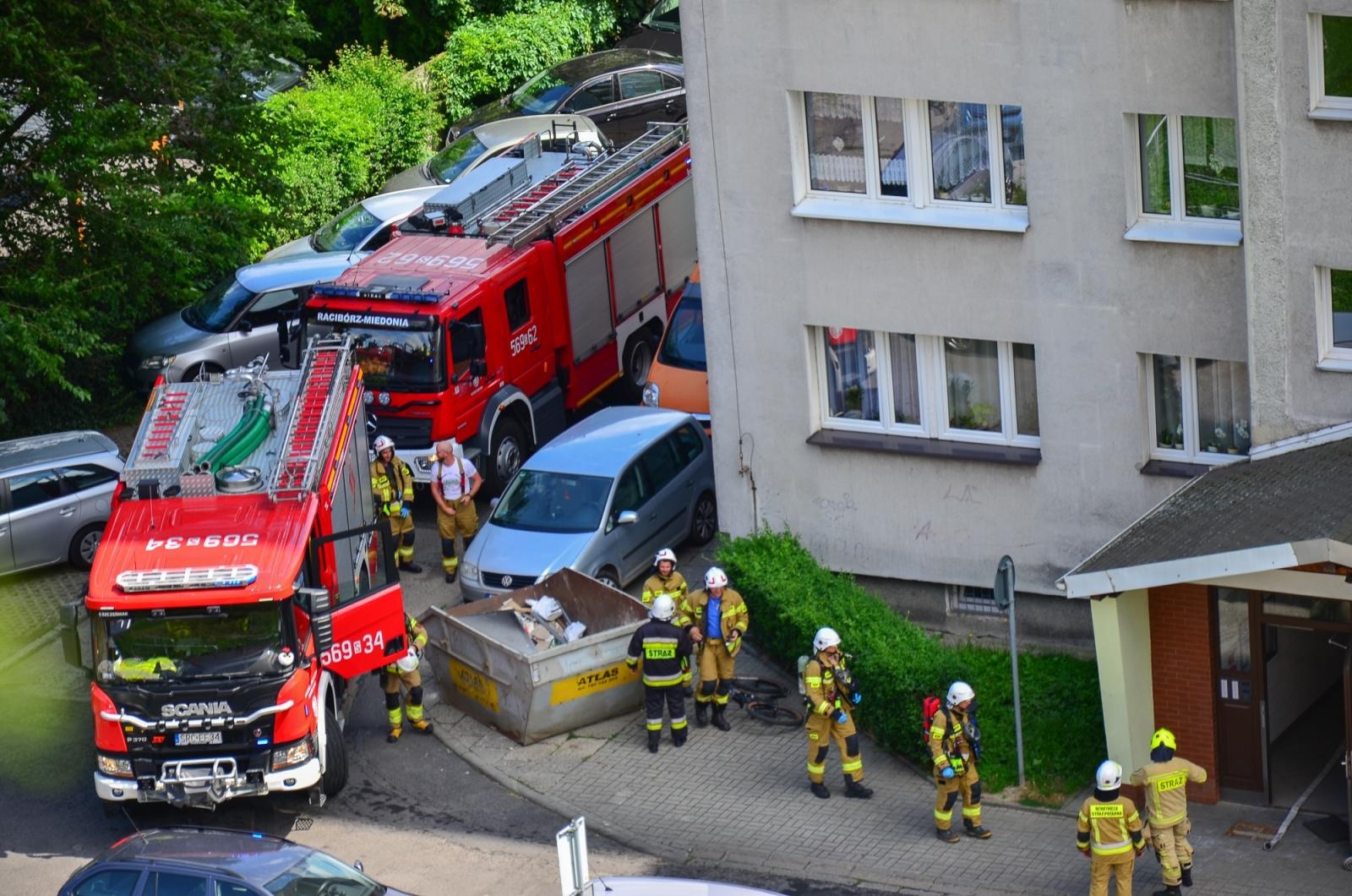 Zdjęcie w galerii na portalu naszraciborz.pl: Pięć zastępów w akcji. Interwencja straży także przy ul. Katowickiej wiadomości z regionu