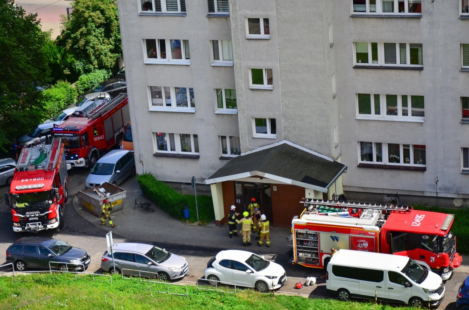 Zdjęcie w galerii na portalu naszraciborz.pl: Pięć zastępów w akcji. Interwencja straży także przy ul. Katowickiej wiadomości z regionu
