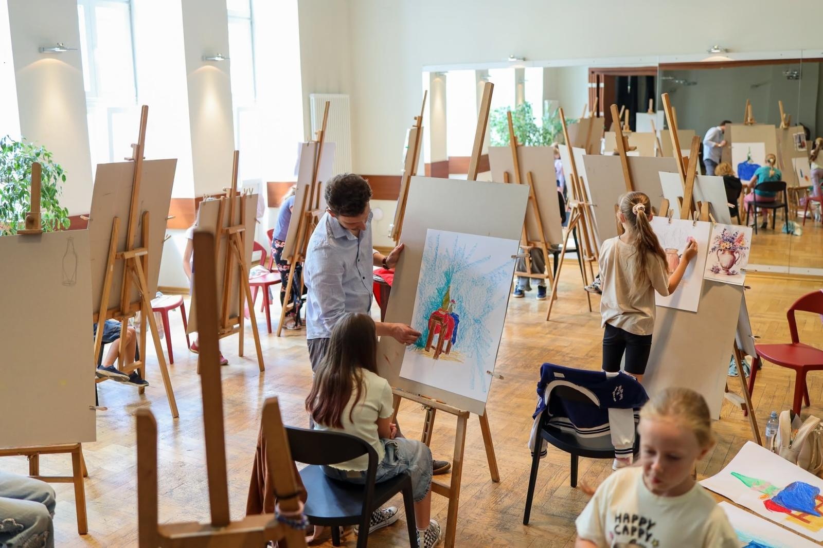 Zdjęcie w galerii na portalu naszraciborz.pl: Lato pełne kolorów i kreatywności. Dzieci tworzą w Raciborskim Centrum Kultury wiadomości z regionu