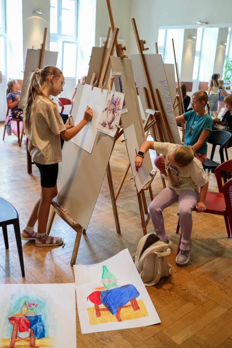 Zdjęcie w galerii na portalu naszraciborz.pl: Lato pełne kolorów i kreatywności. Dzieci tworzą w Raciborskim Centrum Kultury wiadomości z regionu