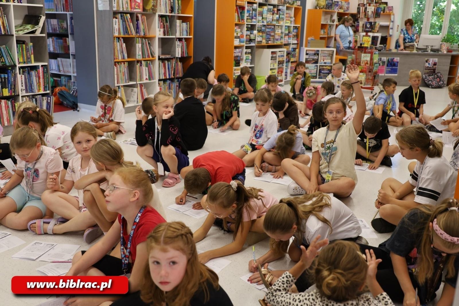 Zdjęcie w galerii na portalu naszraciborz.pl: Lato z Biblioteką: Niesamowite przygody dziesięciu skarpetek wiadomości z regionu