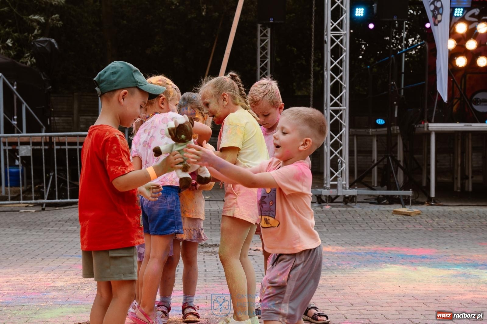 Zdjęcie w galerii na portalu naszraciborz.pl: Eksplozja barw i laserowe widowisko ponownie zagościły w Pietrowicach Wielkich wiadomości z regionu