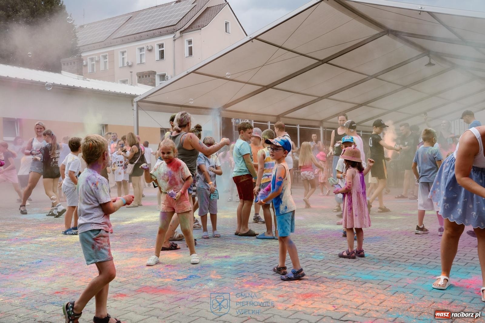 Zdjęcie w galerii na portalu naszraciborz.pl: Eksplozja barw i laserowe widowisko ponownie zagościły w Pietrowicach Wielkich wiadomości z regionu
