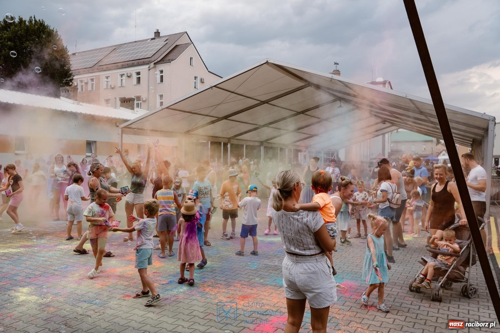 Zdjęcie w galerii na portalu naszraciborz.pl: Eksplozja barw i laserowe widowisko ponownie zagościły w Pietrowicach Wielkich wiadomości z regionu