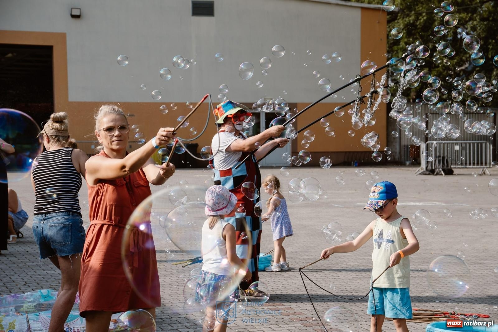 Zdjęcie w galerii na portalu naszraciborz.pl: Eksplozja barw i laserowe widowisko ponownie zagościły w Pietrowicach Wielkich wiadomości z regionu