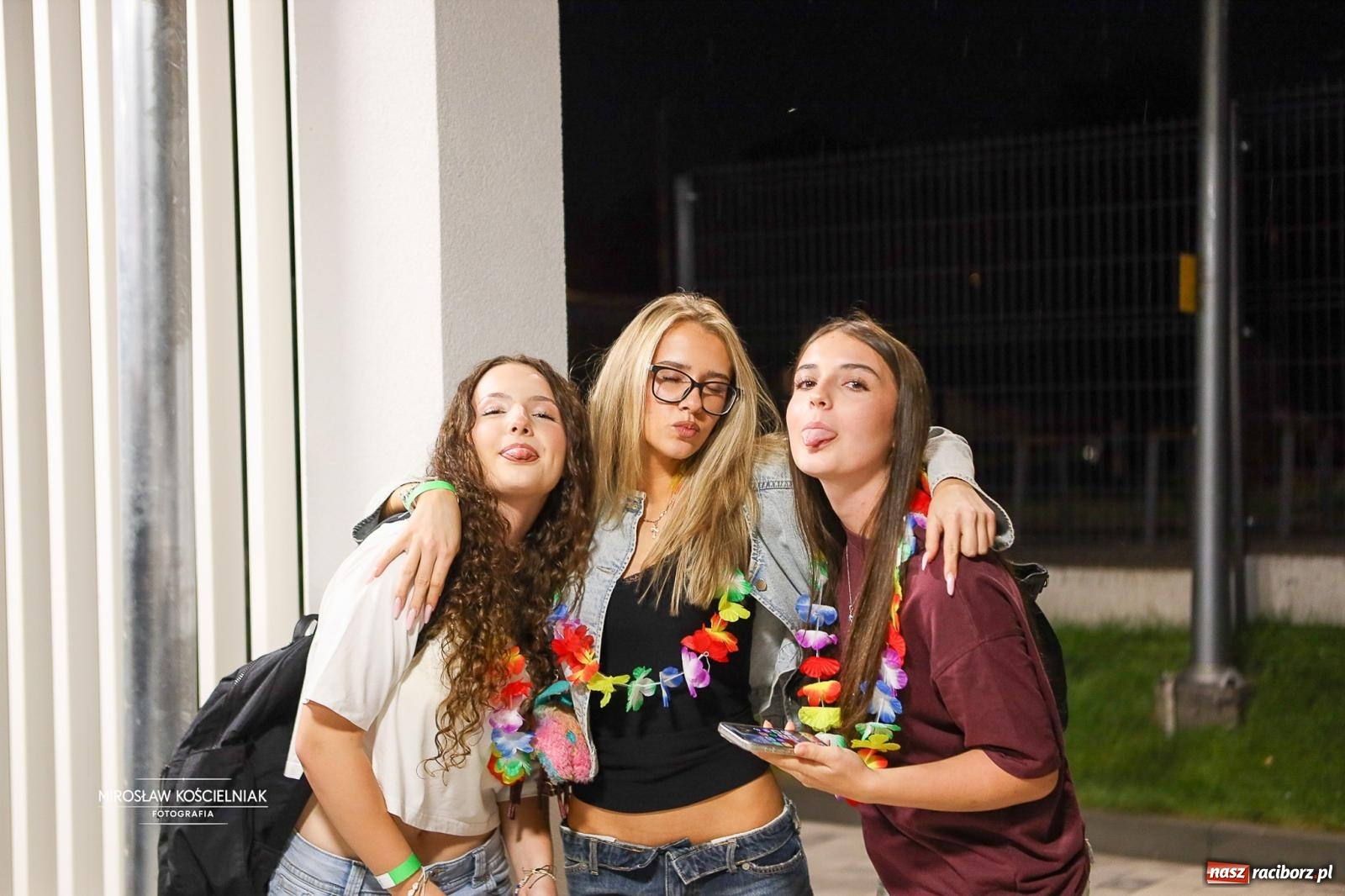 Zdjęcie w galerii na portalu naszraciborz.pl: Deszcz nie przeszkodził w zabawie. Pierwsze Pool Party na H2Ostróg przyciągnęło miłośników nocnej kąpieli wiadomości z regionu