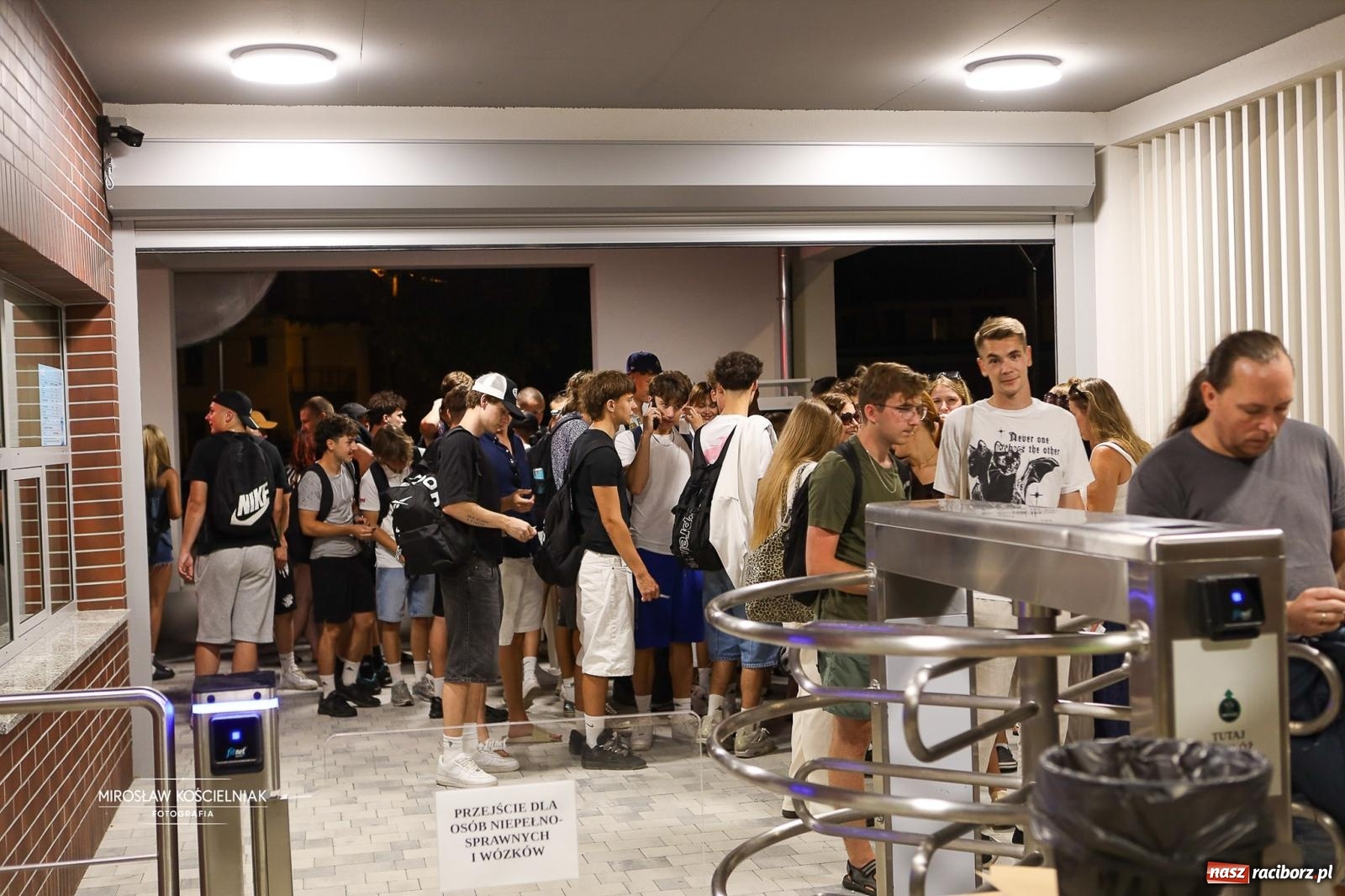 Zdjęcie w galerii na portalu naszraciborz.pl: Deszcz nie przeszkodził w zabawie. Pierwsze Pool Party na H2Ostróg przyciągnęło miłośników nocnej kąpieli wiadomości z regionu