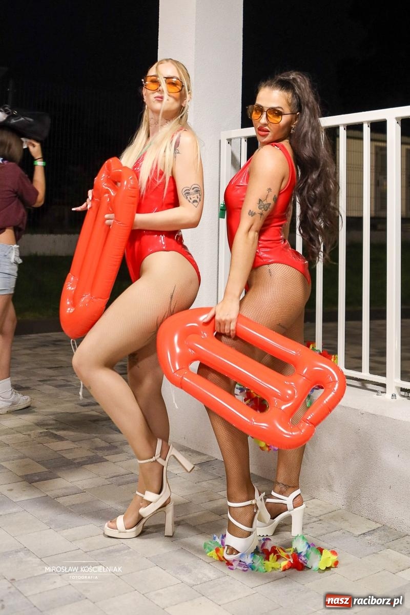 Zdjęcie w galerii na portalu naszraciborz.pl: Deszcz nie przeszkodził w zabawie. Pierwsze Pool Party na H2Ostróg przyciągnęło miłośników nocnej kąpieli wiadomości z regionu