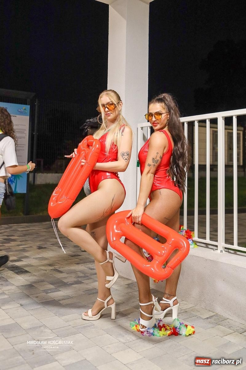 Zdjęcie w galerii na portalu naszraciborz.pl: Deszcz nie przeszkodził w zabawie. Pierwsze Pool Party na H2Ostróg przyciągnęło miłośników nocnej kąpieli wiadomości z regionu