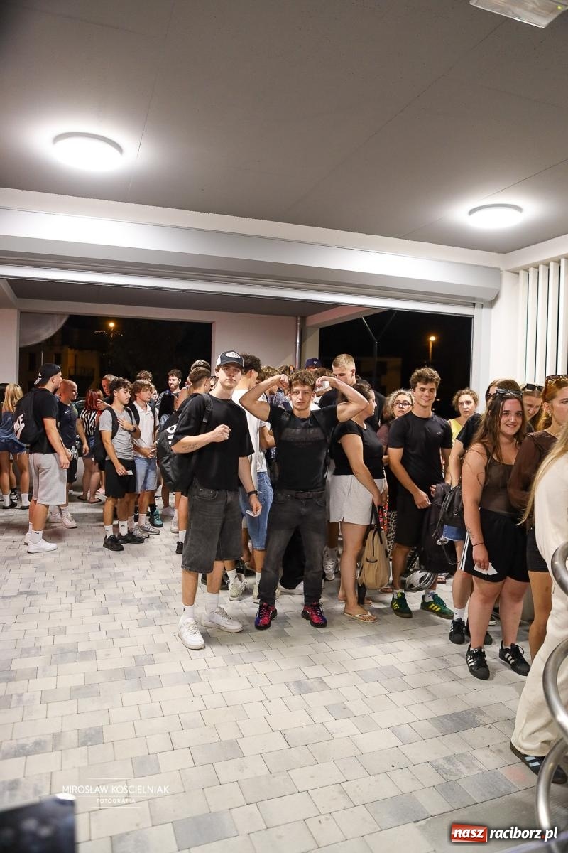 Zdjęcie w galerii na portalu naszraciborz.pl: Deszcz nie przeszkodził w zabawie. Pierwsze Pool Party na H2Ostróg przyciągnęło miłośników nocnej kąpieli wiadomości z regionu