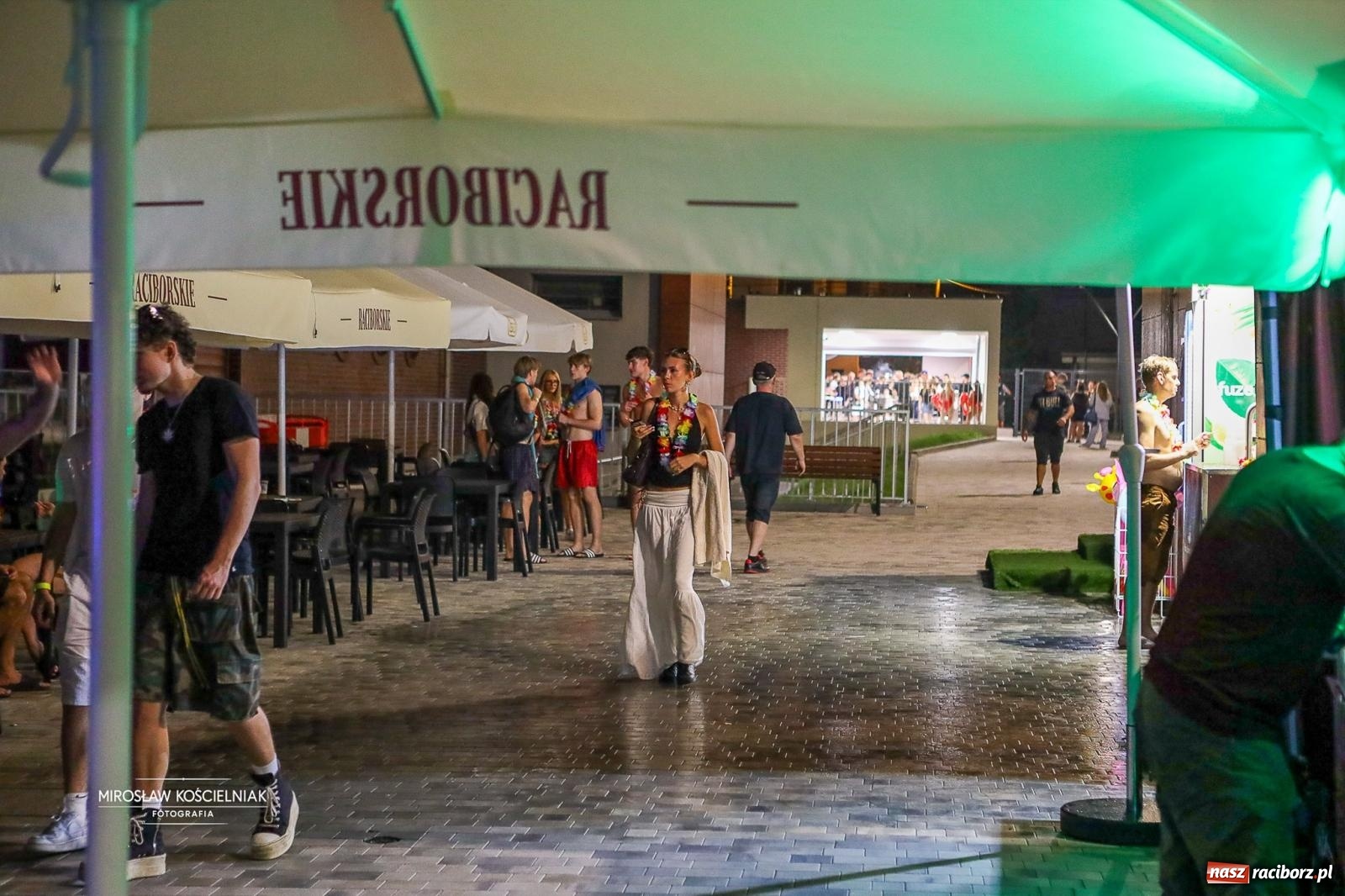 Zdjęcie w galerii na portalu naszraciborz.pl: Deszcz nie przeszkodził w zabawie. Pierwsze Pool Party na H2Ostróg przyciągnęło miłośników nocnej kąpieli wiadomości z regionu