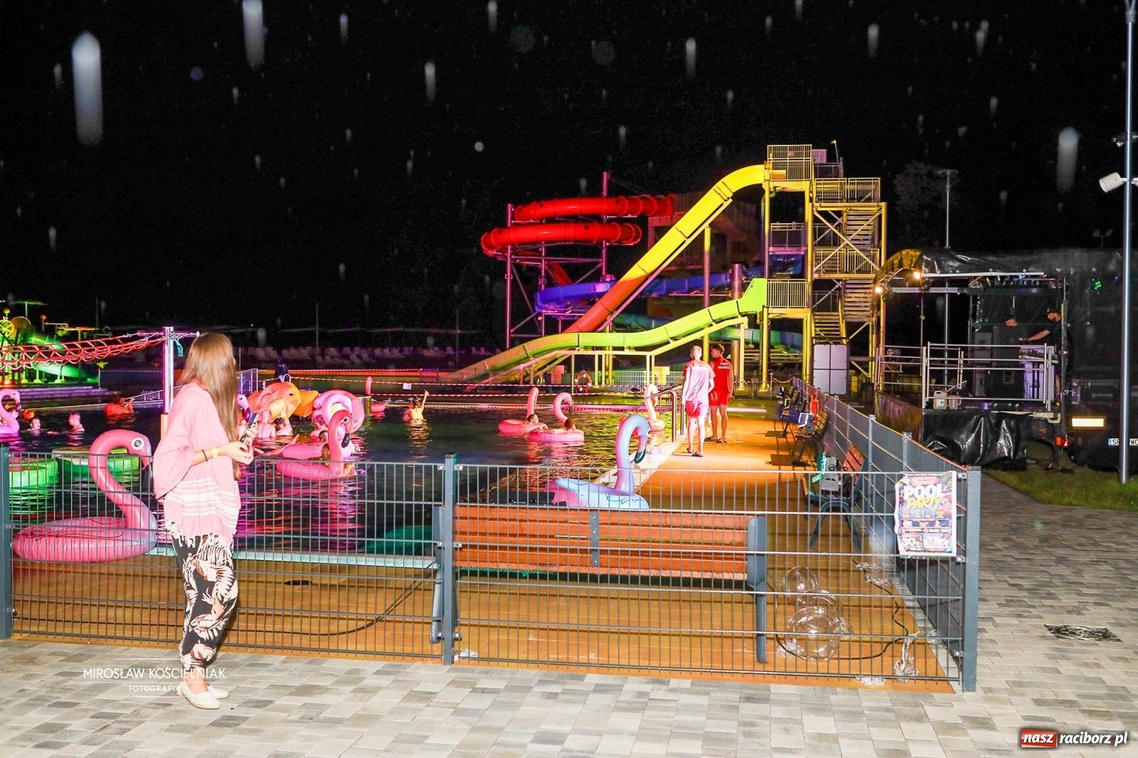 Zdjęcie w galerii na portalu naszraciborz.pl: Deszcz nie przeszkodził w zabawie. Pierwsze Pool Party na H2Ostróg przyciągnęło miłośników nocnej kąpieli wiadomości z regionu