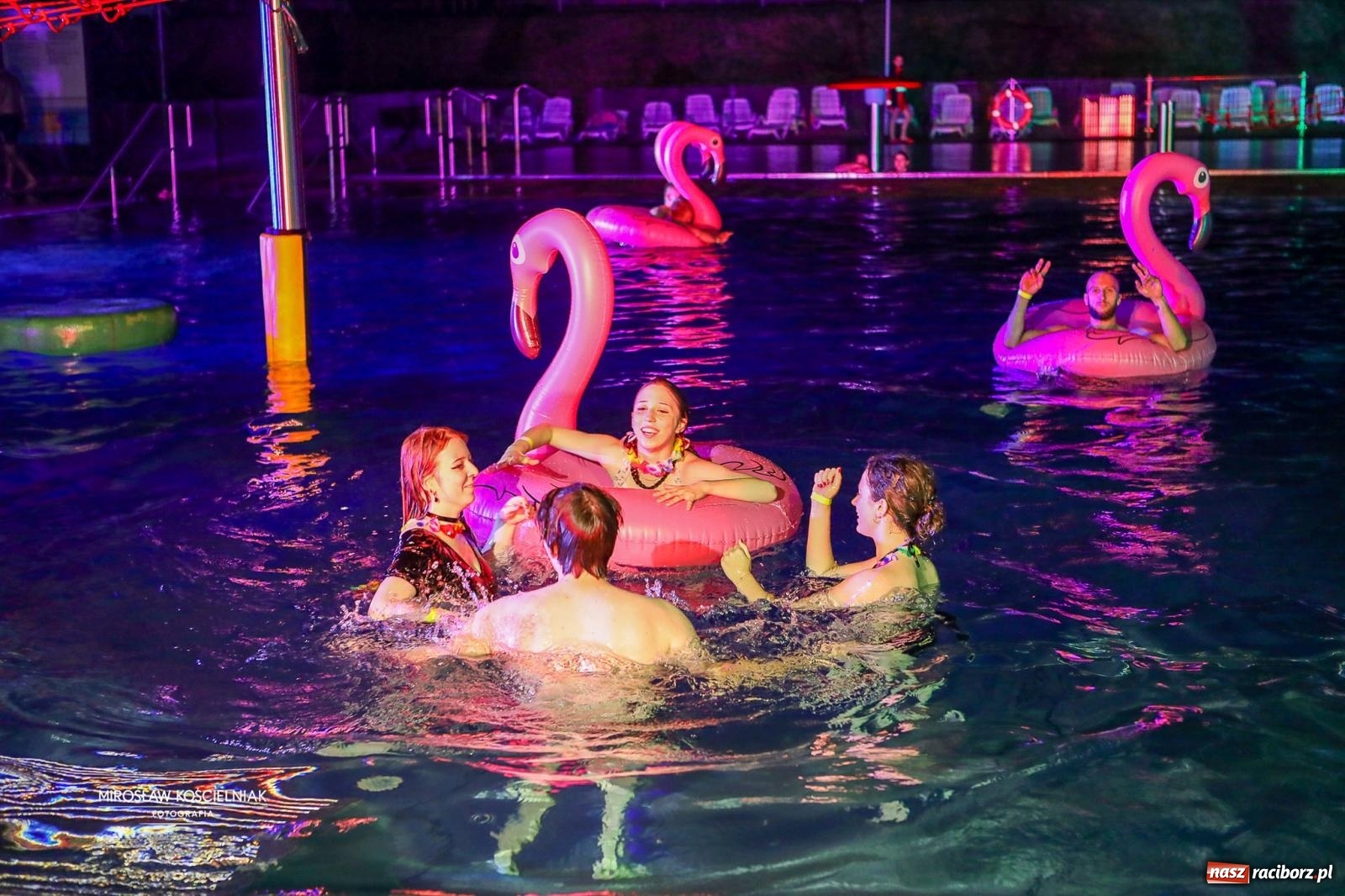 Zdjęcie w galerii na portalu naszraciborz.pl: Deszcz nie przeszkodził w zabawie. Pierwsze Pool Party na H2Ostróg przyciągnęło miłośników nocnej kąpieli wiadomości z regionu