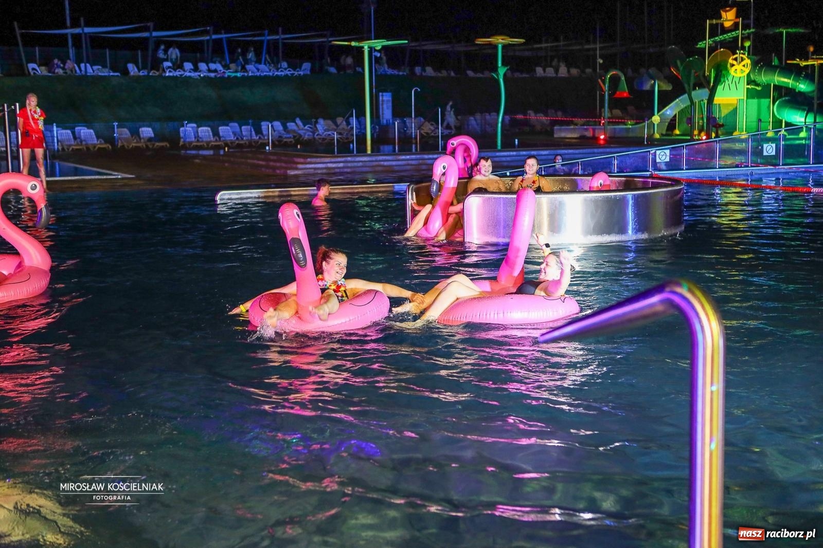 Zdjęcie w galerii na portalu naszraciborz.pl: Deszcz nie przeszkodził w zabawie. Pierwsze Pool Party na H2Ostróg przyciągnęło miłośników nocnej kąpieli wiadomości z regionu