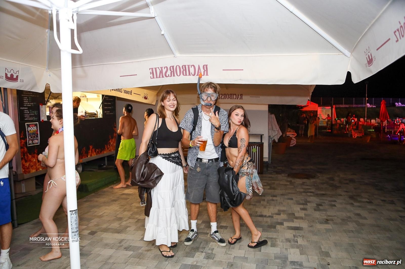 Zdjęcie w galerii na portalu naszraciborz.pl: Deszcz nie przeszkodził w zabawie. Pierwsze Pool Party na H2Ostróg przyciągnęło miłośników nocnej kąpieli wiadomości z regionu